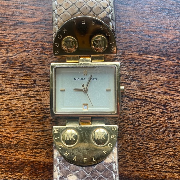 Micheal Kors snake print watch with gold clasps - Picture 2 of 7
